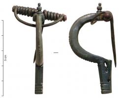 FIB-4581 - Fibule germaniquebronzeFibule en arbalète, tête percée et long ressort monté sur axe, avec corde interne nettement détachée des spires. Bouton mouluré rapporté à la tête; arc massif et étroit, pied court à décor facetté et incisions, porte-ardillon en gouttière.