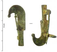 FIB-4583 - Fibule skeuomorphe : serpebronzeFibule non émaillée en forme de serpe à manche court ; l'extrémité de la lame est protégée par une boule.