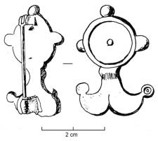 FIB-4601 - Fibule géométrique platebronzeFibule plate, dont la charnière disposée au revers comporte deux plaquettes coulées reliées par un axe en fer. Variante compoosée d'un cercle, entouré de trois protubérances, avec à la base un appendice formé de deux crosses symétriques, terminées par des disques cerclés.
