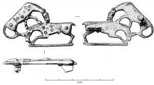 FIB-4626 - Fibule zoomorphe, groupe : panthère et chèvrebronzeBroche figuant une panthère attaquant une chèvre; barre guillochée entre les pattes de la chèvre; le corps des deux animaux est creusé de plusieurs pastilles émaillées.