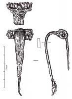 FIB-4636 - Fibule à plaquettesferType à arc non interrompu, effilé, coudé à la tête, de section variable (ronde, semi-circulaire, plate...); ressort à 6 ou 8 spires, corde externe, retenue par une griffe et protégé sur le dessus par des 