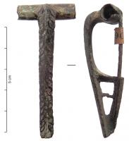 FIB-4640 - Fibule à arc non interrompu, décor niellébronzeFibule à arc non interrompu, coudé à la tête puis rectiligne, de section épaisse, losangique parfois adouci sur le dessus; couvre-ressort cylindrique; porte-ardillon trapézoïdal, percé, ajouré ou fenestré. Variante avec un décor niellé constitué d'esses juxtaposées de chaque côté de l'arc.