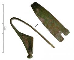 FIB-4653 - Fibule de type AucissabronzeFibule à arc plat, de forme triangulaire, charnière normalement repliée vers l'intérieur (mais il y a des exceptions), décor longitudinal guilloché ; le pied peut être équipé d'une amorce de bouton, voire d'un gros bouton sphérique, qui peut encore être constitué d'éléments tournés en os rivetés sur l'axe du pied.