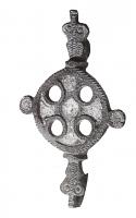 FIB-4661 - Fibule symétrique émailléebronzeFibule à arc discoïdal émaillé ajouré de quatre cercles disposés en carré, prolongé par deux têtes de reptiles symétriques; sur les côtés, 2 disques latéraux également émaillés.