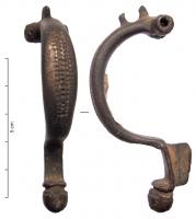 FIB-4679 - FibulebronzeFibule coulée, massive, à charnière perforée transversalement et anneau à la tête de l'arc, qui est légèrement renflé et marqué d'une ligne médiane guillochée; pied nettement séparé de l'arc et terminé par un bouton mouluré; porte-ardillon trapézoïdal plein.