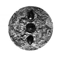 FIB-4700 - Fibule circulaire à cabochonsbronzeFibule circulaire couverte d'une fine tôle ornementale estampée (all. 