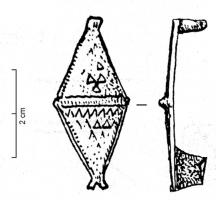 FIB-4703 - Fibule symétrique émailléebronzeFibule symétrique émaillée, en forme de losange avec une légère côte centrale et des fleurons aux extrémités; chaque moitié du losange est impressionnée de 10 triangles juxtaposés, peut-être prévus pour recevoir de l'émail, mais trop faiblement marqués.