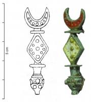 FIB-4734 - Fibule émailléebronzeFibule composée d'un corps central losagique (carré sur pointe) et couvert d'émaux, à incrustations de verre, placé entre une lunule émaillée, à la tête, et au pied une tête de chien ou de sanglier, dans un style réaliste, dont les yeux sont incrustés d'une bille de verre.