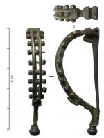 FIB-4745 - Fibule de type BagendonargentFibule d'Aucissa à deux (rarement trois) arcs distincts, reliés par des bâtonnets rivetés et des perles. Certains peuvent porter des têtes de canidé au niveau de la charnière.