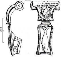 FIB-4749 - Fibule Feugère 18a3bronzeType à couvre-ressort cylindrique, à arc très élargi et plat; pied constitué d'une plaque à bords sinusoïdes (en forme de cloche), séparé de l'arc par une moulure; décor constitué de plaques figurées éstampées, brasées sur le corps de la fibule.