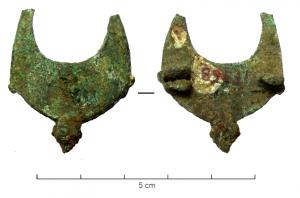 FIB-4751 - Fibule géométrique platebronzeFibule plate, dont la charnière disposée au revers comporte deux plaquettes coulées reliées par un axe en fer. Variante en forme de pelte, dont le pourtour externe s'inscrit dans un cercle, les pointes ornées de petits fleurons; décor central de cercles concentriques avec motif perlé, avec souvent un cabochon incrusté au centre. En outre, cette variété comporte une charnière supplémentaire sur le bord, pour un pendant généralement disparu.