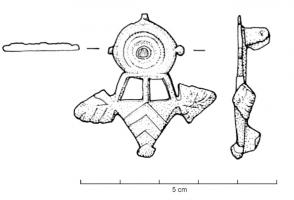 FIB-4757 - Fibule géométrique platebronzeFibule plate, dont la charnière, disposée au revers, comporte deux plaquettes coulées reliées par un axe en fer. Arc composé d'un disque orné de cercles concentriques et de 2 boutons latéraux, surmontant deux ajours trapézoïdaux; pied triangulaire à extrémité bouletée et décor végetal, avec deux feuilles stylisées de part et d'autre de la base.