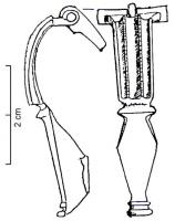FIB-4825 - Fibule à charnière F.23a2bronzeL'arc est divisée en deux parties : près de la charnière, une zone aux bords parallèles, pourvue de quatre cannelures parfois guillochées, les deux centrales le plus souvent plus hautes que les latérales; vers le pied (trapézoïdal ou triangulaire), zone lisse avec souvent un décor poinçonné; moulures entre les deux zones; fibules fréquemment étamées.