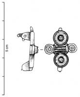 FIB-4833 - Fibule symétrique émailléebronzeBroche plate composés de deux disques émaillés (couronne autour d'un disque central) séparés par un élément transversal également émaillé en trois loges champlevées, ou simplement mouluré; disques émaillés sur le pourtour; au revers, articulation à charnière sur deux plaquettes.