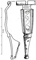 FIB-4843 - Fibule à charnièrebronzeFibule à arc plat, trapezoïdal, bordé de chaque côté par deux profondes gorges; décor d'esses ou de lignes ondées, poinçonnées; pied lisse, triangulaire, terminé par un bouton mouluré.