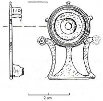 FIB-4863 - Fibule géometrique platebronzeFibule à charnière composée de deux plaquettes reliées par un axe en fer; l'arc se compose à la tête d'une plaque circulaire ornée de cercles concentriques, avec trois cabochons sur le pourtour, surmontant une plaque ajourée en forme de lyre.