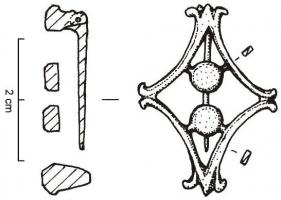 FIB-4874 - Fibule losangique ajouréebronzeFibule plate, dont la charnière disposée au revers comporte deux plaquettes coulées reliées par un axe en fer. Forme entièrement ajourée, composée de bras concaves formant aux angles quatre fleurons et se rejoignant au centre sur un, ou deux disques lisses.