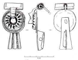 FIB-4884 - Fibule léontomorphe à queue de paonbronzeFibule à queue de paon, plaque circulaire à collerette, dont l'arc est remplacé par deux protomes de lions adossés, plus ou moins schématisés; la plaque et le pied consistent en deux pièces distinctes, rivetées par dessous.