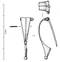 FIB-4893 - Fibule de type Aucissa précoceargentFibule à arc plat, de forme triangulaire, charnière normalement repliée vers l'intérieur (mais il y a des exceptions), décor longitudinal guilloché; le pied peut être équipé d'une amorce de bouton, voire d'un gros bouton sphérique.