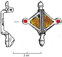 FIB-4902 - Fibule symétrique émailléebronzeFibule dont la partie centrale, losangique sur pointe, est divisée en deux triangles émaillés séparés par une ligne bouletée  longitudinale, définissant éventuellement une bande verticale émailée; parfois, deux disques latéraux émaillés sur les côtés; symétrie assurée par des boutons moulurés.