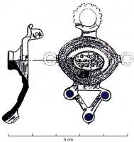 FIB-4903 - Fibule émailléebronzeFibule assymétrique, à corps ovale à étages, surmonté d'une loge émaillée; deux disques latéraux; la tête est composée d'une couronne crenelée, ou non, couvrant une charnière à plaquettes; le pied est un triangle ajouré, avec 3 disques émaillés dans les angles.
