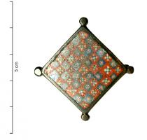 FIB-4917 - Fibule losangique émailléebronzeFibule à arc losangique plat, creusé d'une loge unique émaillée. Boutons aux angles (2 ou 4).