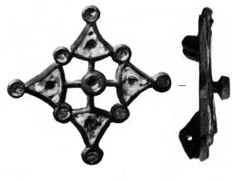 FIB-4980 - Fibule géométrique émailléebronzeFibule de forme non circulaire, mais de composition rayonnante, sur plan carré, possédant un disque émaillé à chaque pointe, et un anneau au milieu de chacun de ses côtés; dans ce plan carré, s'inscrit un cercle (ou un carré à côtés concaves) à 4 rayons, avec au centre un fleuron riveté à 4 pétales.