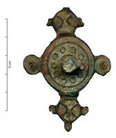 FIB-4985 - Fibule symétrique émailléebronzeFibule symétrique entièrement émaillée, le corps constitué d'un disque comportant une couronne de cercles, avec un bouton central surélevé, losangique, un disque à chaque angle; deux appendices latéraux en forme de disque; pieds et tête symétriques, circulaires comportant plusieurs loges, ainsi que trois satellites, le tout également émaillé.