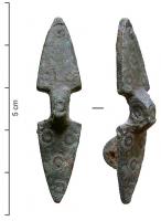 FIB-5048 - Fibule symétrique anséebronzeFibule constituée de deux éléments symétriques, plats et triangulaires (parfois de forme ogivale), lisses ou ornés de filets, ou de cercles oculés; arc plat et lisse, avec souvent un décor oculé au sommet.