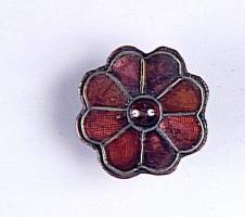 FIB-5181 - Fibule cloisonnée polylobée ou en rosette, type Vielitz B2-B3argentFibule cloisonnée composée de compartiments métalliques en or et paillons sur ciment et de plaques de grenats. Le centre peut être orné de grenat, de perle blanche ou d'une autre pierre. Le type Vielitz B2 possède 8 cellules, le type B3 9 et plus.