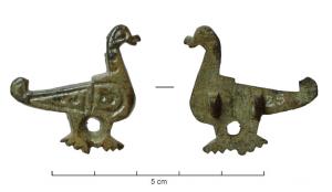 FIB-5187 - Fibule zoomorphe : colombebronzeBroche plate figurant une colombe à droite, les pattes reliées; détails géométriquesincisés sur le corps; cou allongé, la queue se redresse légèrement à l'arrière; au revers, articulation à ressort monté sur une plaquette coulée.