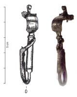 FIB-5196 - Fibule à pied rattaché à l'arcbronzeFibule à ressort; arc plat et rectangulaire, à bords parallèles (pouvant portant une inscription incisée) : le pied forme la gouttière du porte-ardillon avant de revenir s'enrouler autour de l'arc en passant par dessous.