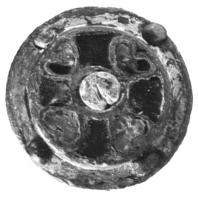 FIB-6021 - Fibule circulaire émaillée, Kreuzemailfibel type 2bronzeFibule circulaire à décor émaillé inscrit dans un cercle, subdivisé à l'aide de cloisons posées sur le verre encore malléable. Le motif forme une croix aux extrémités légèrement évasées, les écoinçons étant réduits à des remplissages en forme de peltes; au revers, système d'articulation et porte-ardillon rapportés par brasure.