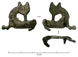 FIB-6045 - Fibule zoomorphebronzeBroche en forme de quadrupède à gauche, tête de face mais retournée au-dessus du dos; le corps est strié d'incisions verticale. Le système d'articulation est fixé d'une une unique plaquette percée, perpendiculaire à l'axe de l'ardillon.