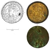 FIB-6091 - Fibule monétiformebronze, argent ou orFibule monétiforme, utilisant un médaillon circulaire de type monétaire, ou encore une véritable monnaie de récupération, avec une bordure perlée ; au revers, porte-ardillon en crochet et bélière percée pour le système d'articulation.