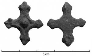 FIB-6105 - Fibule cruciformebronzeFibule cruciforme à motif central carré, ou en forme de fleuron, les pointes effilées et lancéolées se terminent par des globules disposés en triangles, formant des sortes de fleurons.