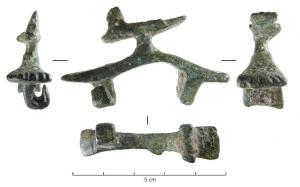 FIB-6140 - Fibule à décor zoomorphebronzeFibule réduite à une bande plate, formant un angle au sommet duquel est posé un volatile schématisé ; en-dessous, anneau perpendiculaire à l'axe de l'objet pour la fixation d'un ardillon et en face, crochet de fixation.