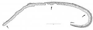 FLX-4005 - Faux de type Great ChesterfordferFaux à très longue lame de section assymétrique, à dos épaissi, dessinnant une coubre très aplatie et revenant sur ell-meême du côté de la fixation, qui se termine en pointe simplement retournée à angle droit.