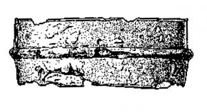 FRM-3002 - Frette de moyeu de charferTPQ : -120 - TAQ : -50Cylindre comportant sur la face externe une ou plusieurs côtes anguleuses ; sur le côté de la face externe, fréquentes traces d'écrasement par martelage.