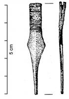 FRT-4025 - Ferret de ceinturebronzeFerret lancéolé, avec un sommet orné de moulures transversales et percé d'un trou de rivet pour la fixation sur la ceinture de cuir; légère arête médiane sur le corps, extrémité pointue.