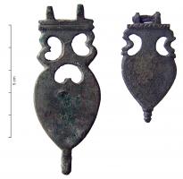 FRT-4036 - Ferret de ceinturebronzeFerret de ceinture coulé, à suspension articulée à charnière, dont le sommet se fixait à l'extrémité de la ceinture à l'aide de deux rivets placés au revers de cette partie; pendant en forme d'amphore, anses en peltes, ou encadrées de perforations rondes; décor variable : lisse, groupe de cercles concentriques, ou ocelles (rarement, ajour sur la partie centrale).