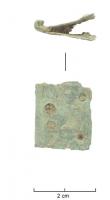FRT-8003 - Mordant quadrangulaire à crochet cuivreTPQ : 1500 - TAQ : 1700Mordant composé de deux tôles ou d'une tôle pliée, rivetées et dont l'extrémité distale est recourbée, formant un crochet, présent sur toute la largeur.