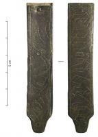 FRT-9011 - Ferret de ceinturebronzeFerret plat, formé de deux plaques rectangulaires en tôle, avec une simple languette à la base, et trois rivets pour les maintenir ensemble sur le cuir ; décor finement incisé sur les deux faces, inscription en lettres gothiques sur l'une : 