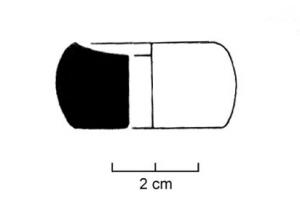FUS-1002 - Fusaïole de forme arrondie, aplatieterre cuiteTPQ : -900 - TAQ : -750Fusaïole de forme arrondie, aplatie, face supérieure concave, inornée.
