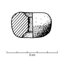 FUS-2006 - Fusaïole de forme arrondieterre cuiteTPQ : -750 - TAQ : -475Fusaïole de forme arrondie, faces supérieure et inférieure concaves, inornée.