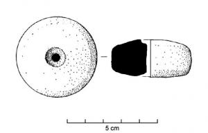 FUS-2009 - Fusaïole à profil facettéterre cuiteTPQ : -750 - TAQ : -450Fusaïole à profil facetté, faces supérieure et inférieure concaves, inornée.
