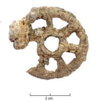 FUS-9010 - Fusaïole en forme de roues à rayonsalliage au plombTPQ : 1500 - TAQ : 1850Fusaïole en alliage plomb, en forme de roue à essieu débordant et rayons multiples. 