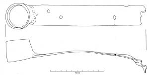 GND-4003 - Gond-pentureferRobuste penture qui pouvait être fixée sous le battant d'un portail : elle se prolonge par une sorte de douille, qui pouvait pivoter dans la crapaudine d'un seuil.