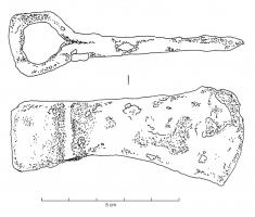 GND-4008 - Gond à ficher, partie femelleferBande de fer repliée et soudée sur elle-même, pour former une patte de scellement terminée d'un côté par une boucle. La partie destinée à être scellée dans le bois est martelée comme une petite hache, permettant d'enfoncer le gond par simple percussion sur l'anneau.
