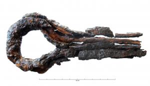 GND-4009 - Gond, partie femelleferRobuste gond de porte : partie fixée dans le battant, sous la forme d'une tige formant une boucle adaptée au diamètre de la partie mâle; elle se prolonge par des extrémités recourbées après être passées à travers les planches de la porte.